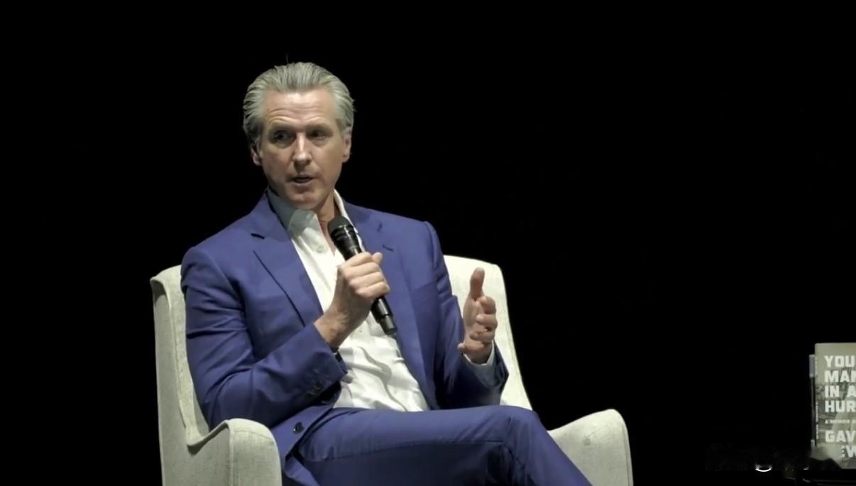 加州州长纽森今天写道：“别担心，美国！你们的油价在上涨——但特朗普赚得盆满钵满。