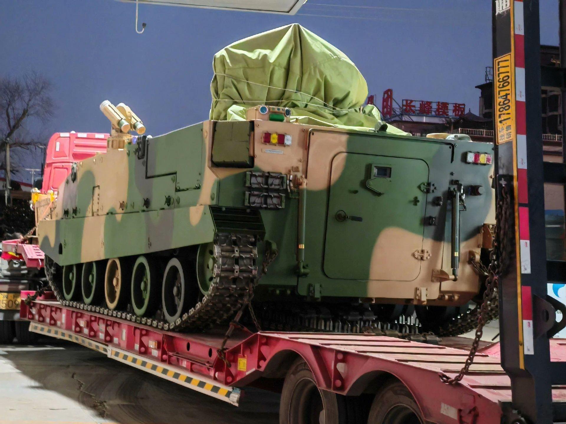 空降兵4️⃣装甲输送车②九三阅兵解读图示空降兵装甲输送车尾门采用了欧美流行的跳