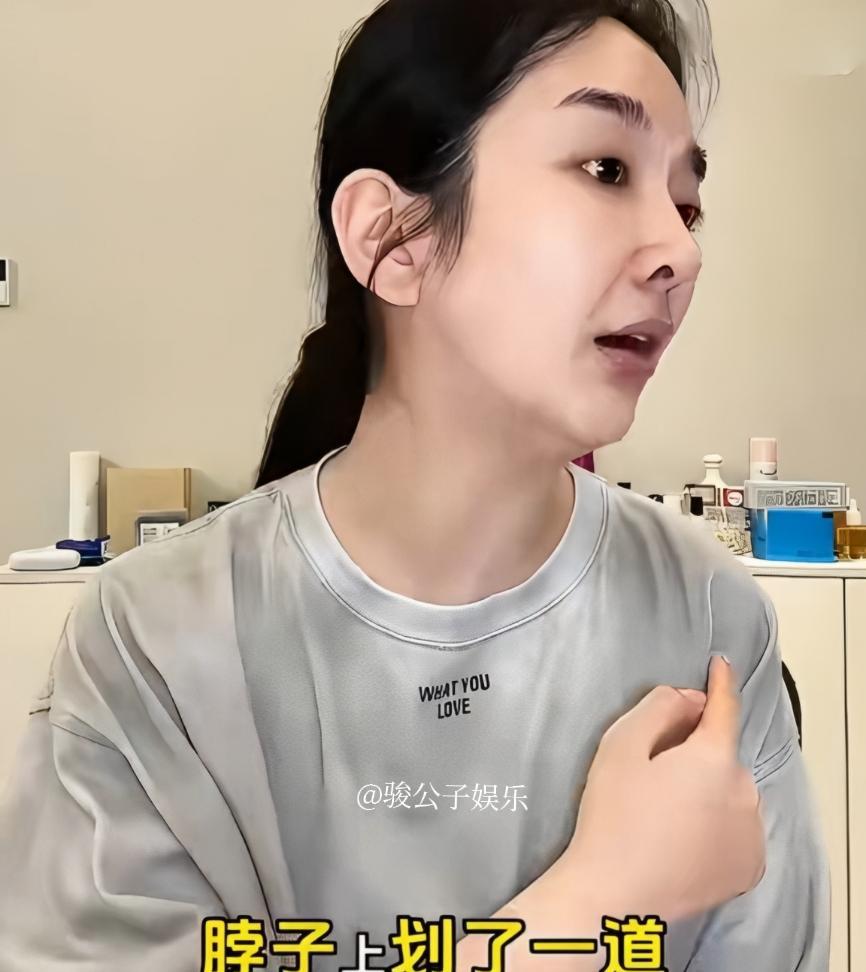 王栎鑫和吴雅婷的儿子在学校被人在脖子上划了一道，很长一道，吴雅婷心疼死了，但是看