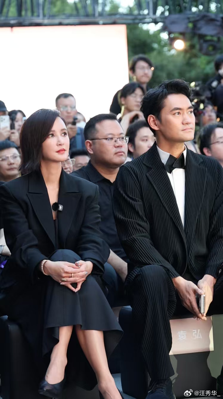 余承东上海交付新车余承东现身上海亲自交付新车，现场来了不少各界大咖，大家聚在一