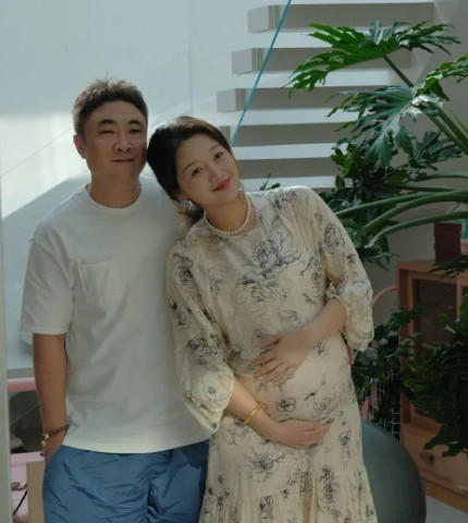 乔杉官宣妻子怀上三胎，携两女儿陪太太拍孕照。