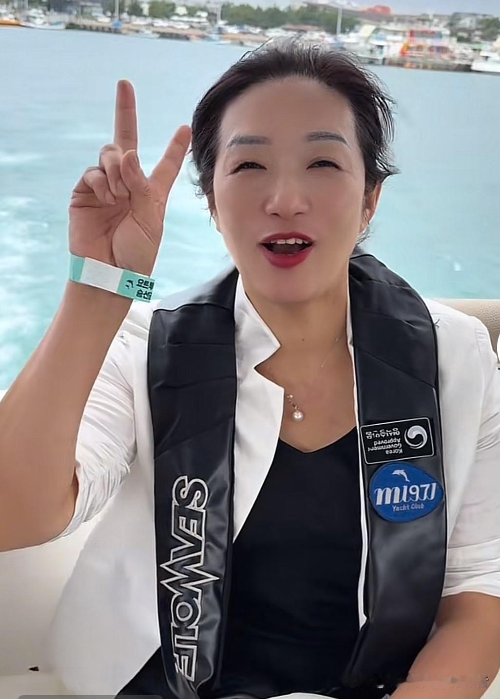 昨晚，谢浩男的妈妈许健华又更新了视频。视频里，她正带着谢浩男等一行六人在济州岛乘