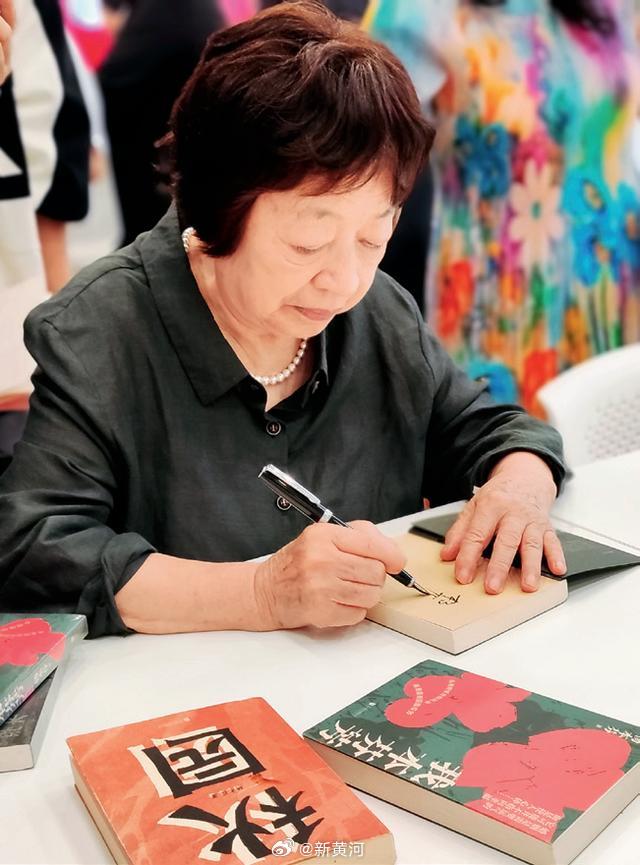 【#杨本芬致歉#】近日，年过八旬的作家杨本芬多部作品被指与贾平凹、冰心、王朔等作