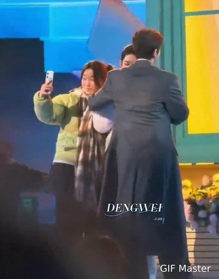 邓为和王玉雯刚唱完跨年歌，台下观众突然冲上来要拉她合影，邓为一把把她护到身后，手