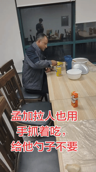 孟加拉人🇧🇩和印度人🇮🇳一样，他们吃饭的时候都喜欢直接用手抓着米饭🍚吃