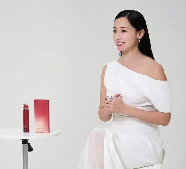 泽尻英龙华泽尻英龙华女神最新的护肤代言美图好完美的一张脸哦