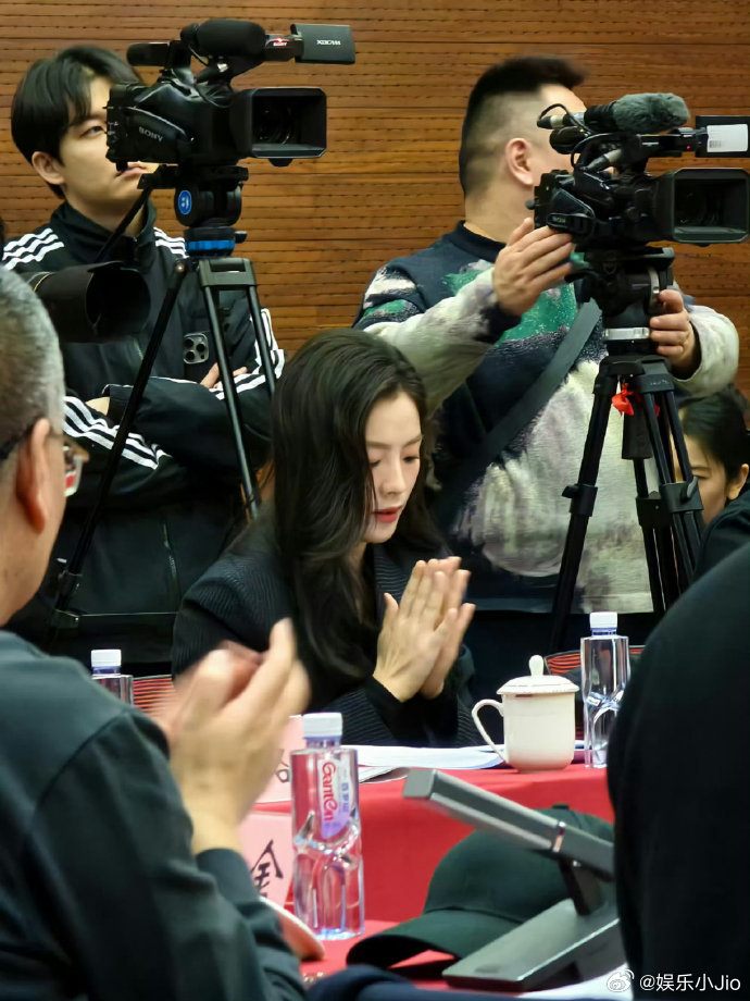 陈丽君参加镖人研讨会路透，姐真的很有职场女强人的感觉啊