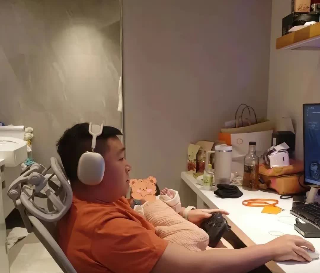 郝劭文果然还是个小爸爸，抱着女儿打游戏，看起来哪里是个爸爸，感觉还是那个调皮的戴