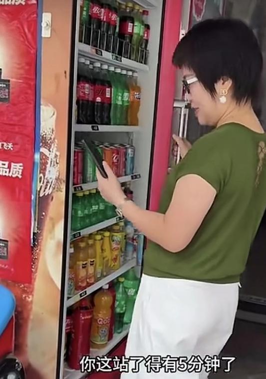 “林子大了，真是什么人都有！”一名女子到楼下便利店买东西，打开冰柜后竟站在门前足