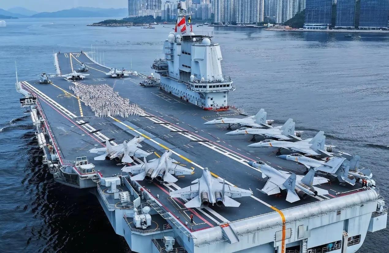 停靠香港的山东舰战斗力爆表，甲板上停满舰载机足以证明，这可不是原来的歼15，而是