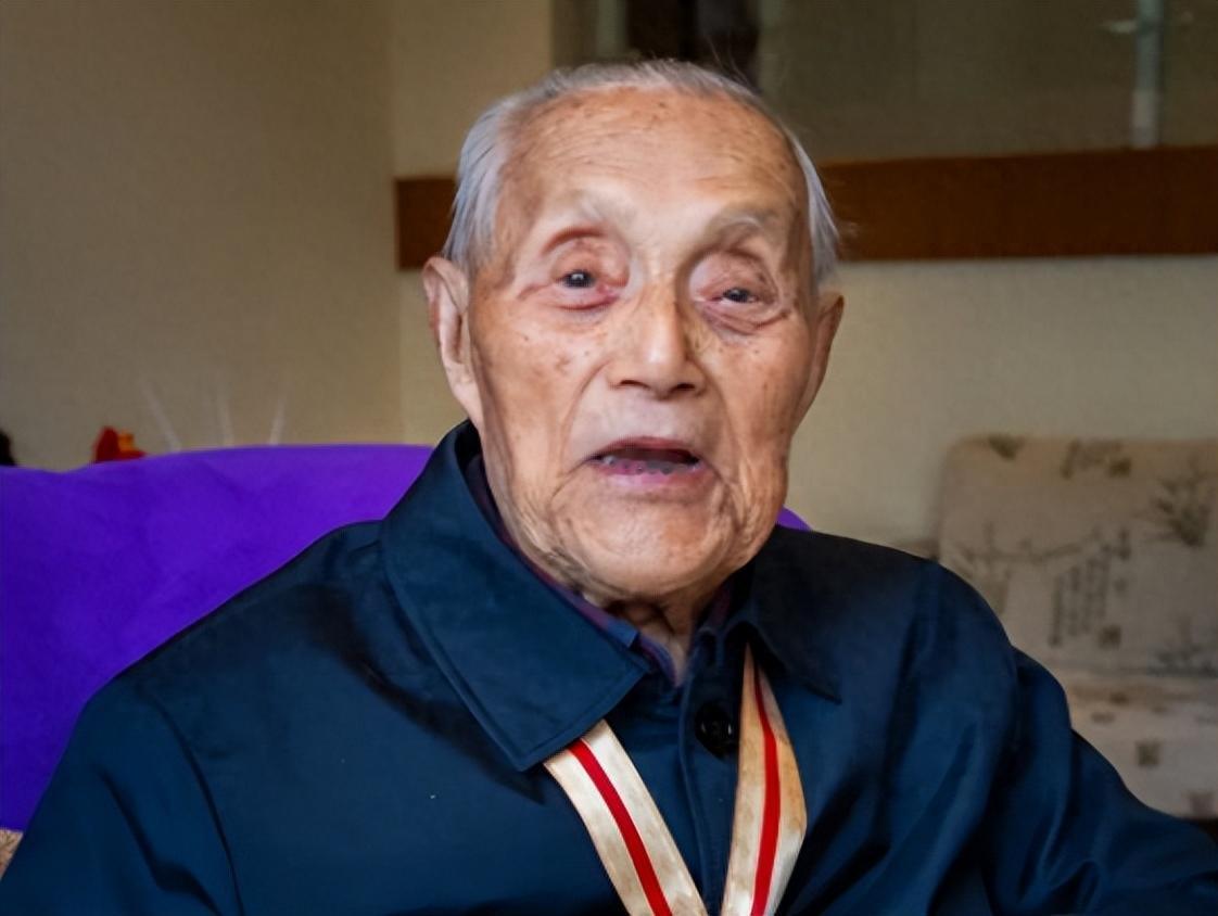 他是最长寿的红军老战士，大半辈子都是一个人过。63岁那年，才在组织照顾下成了家，
