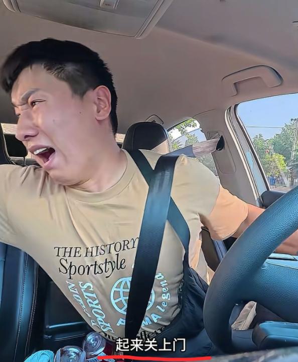 偷网红边牧”锄头”的小偷终于扛不住了！竟然直接跑到失主家门口跪地求饶，赖在地上不