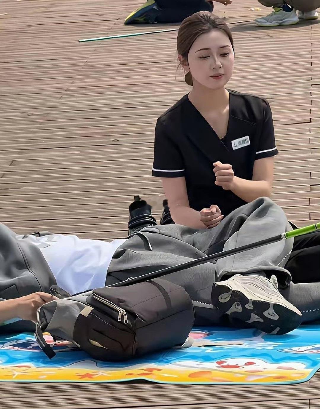 远看以为是夫妻近看才知道不是