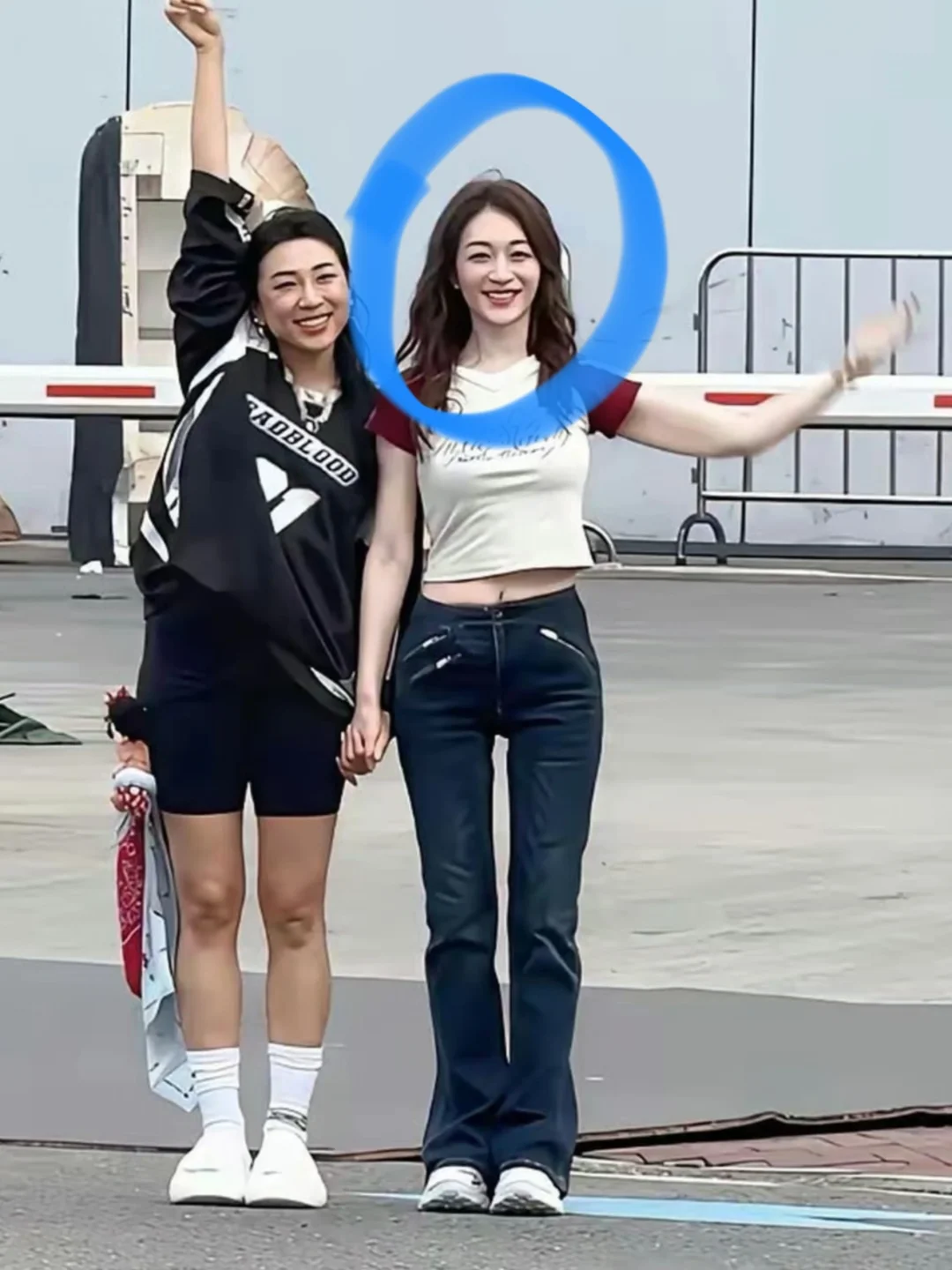 难怪说李小冉是大美人，50岁穿白T像学生