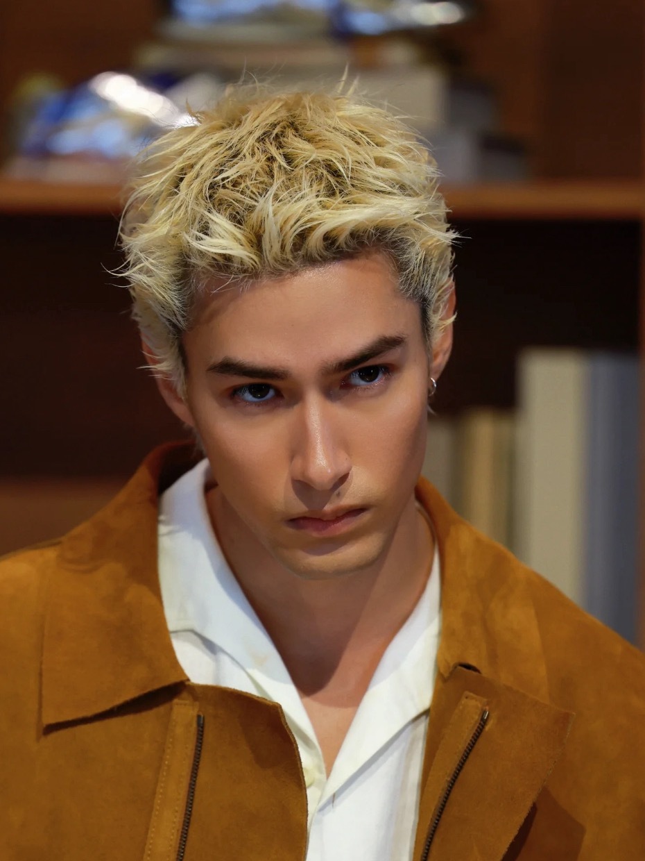 早几年会被郭敬明放进小时代的脸。。。这立体混血的五官，瞬间代入小时代里的“宫洺”