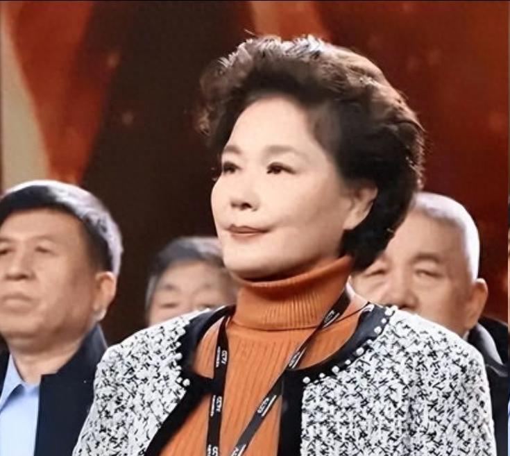 她身为国家一级演员，离婚23年至今与前夫住对门，出席前婆婆葬礼在娱乐