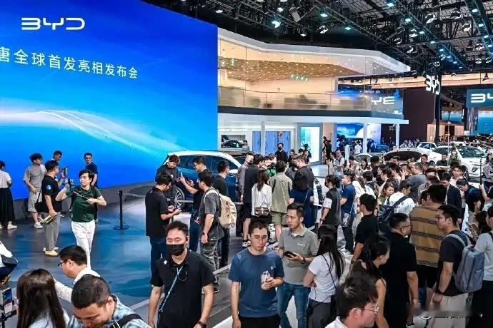 2026成都车展闭幕数据出来了：92.78万人次观展，成交金额55.8亿元，22万平方米、近120个