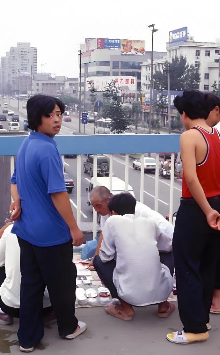 焦文军与马俊，两个来自中国北方最底层家庭的年轻无业者，在1999年至2000年间