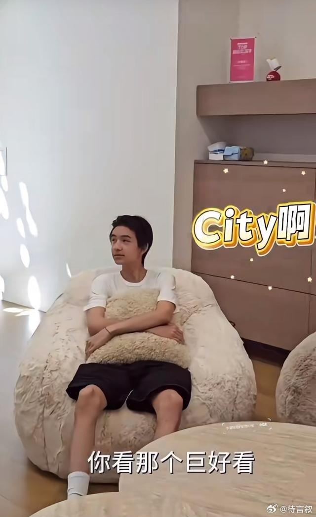 董洁儿子顶顶探班直播间，身高超180瘦成竹竿还长胡子，网友：小时候那个萌娃咋变蜂