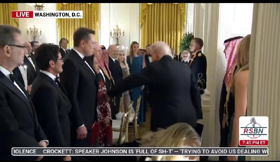 又长见识了。我还说为啥马斯克重返白宫挺大的事，怎么把他安排在离阿川那么远的位置，