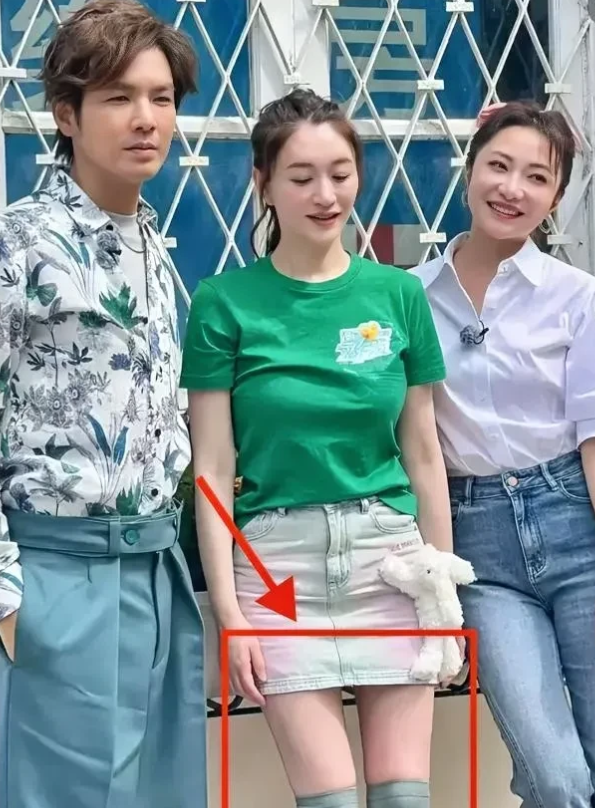 李小冉是怎么把身材保养得这么好的呀？这么多年了，就从没见她胖过呢，身材始终很苗条