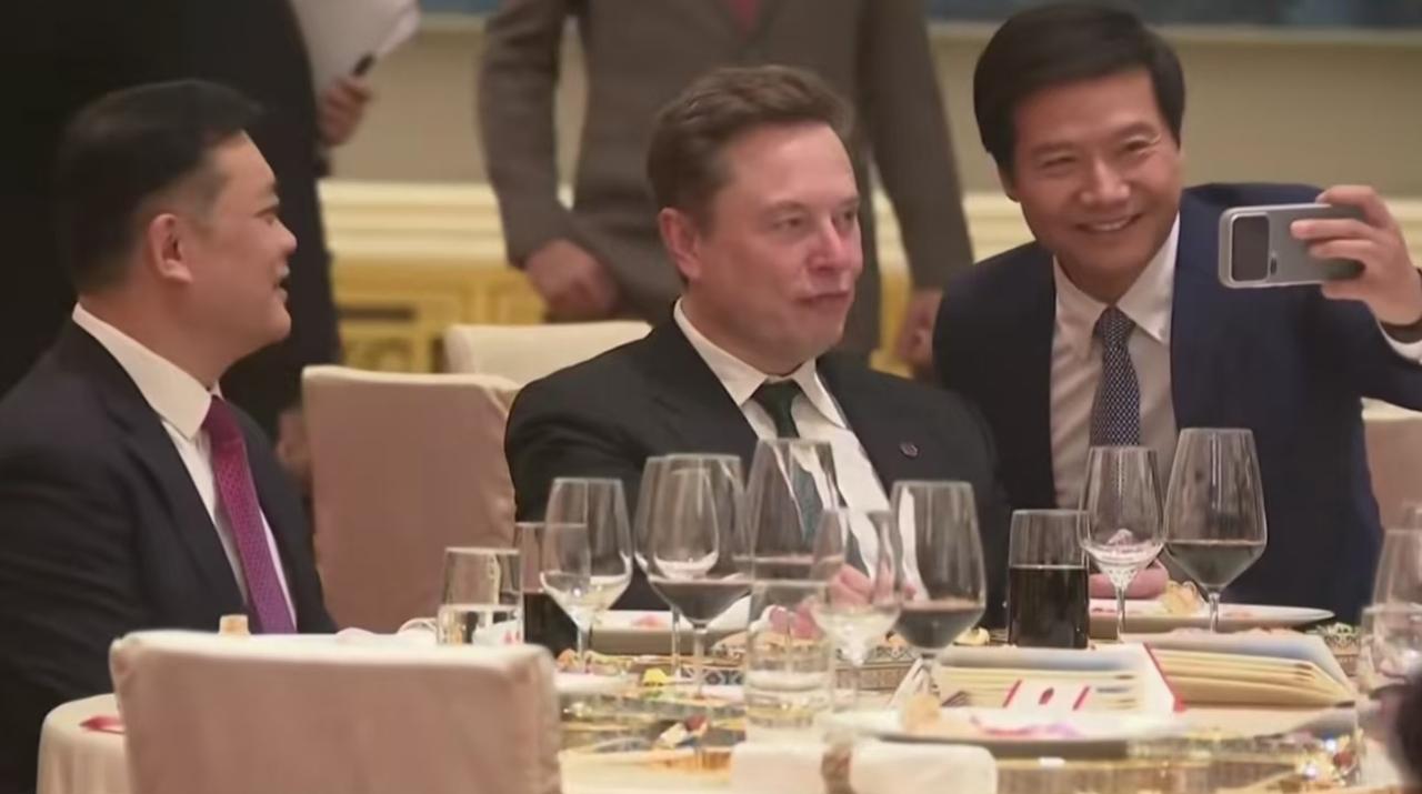 要不说雷军能成大事，国宴上这一幕，完全颠覆了论资排辈的社交潜规则原来国宴上除