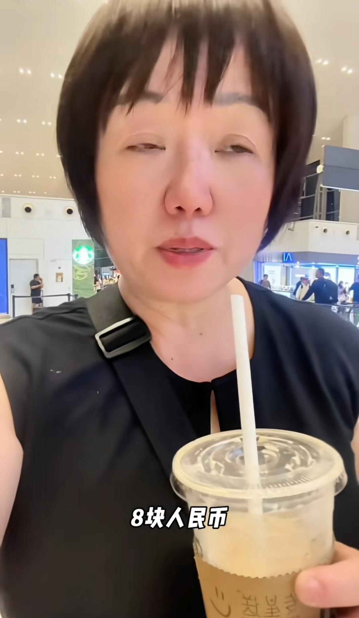 有个女的从澳大利亚飞回来，落地广州白云机场，行李还没取呢，先掏出手机开始录视频。