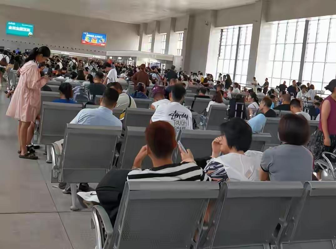 看到一条消息。24岁伦敦小伙杰克坐中国高铁，从上海去苏州。他提前40分钟