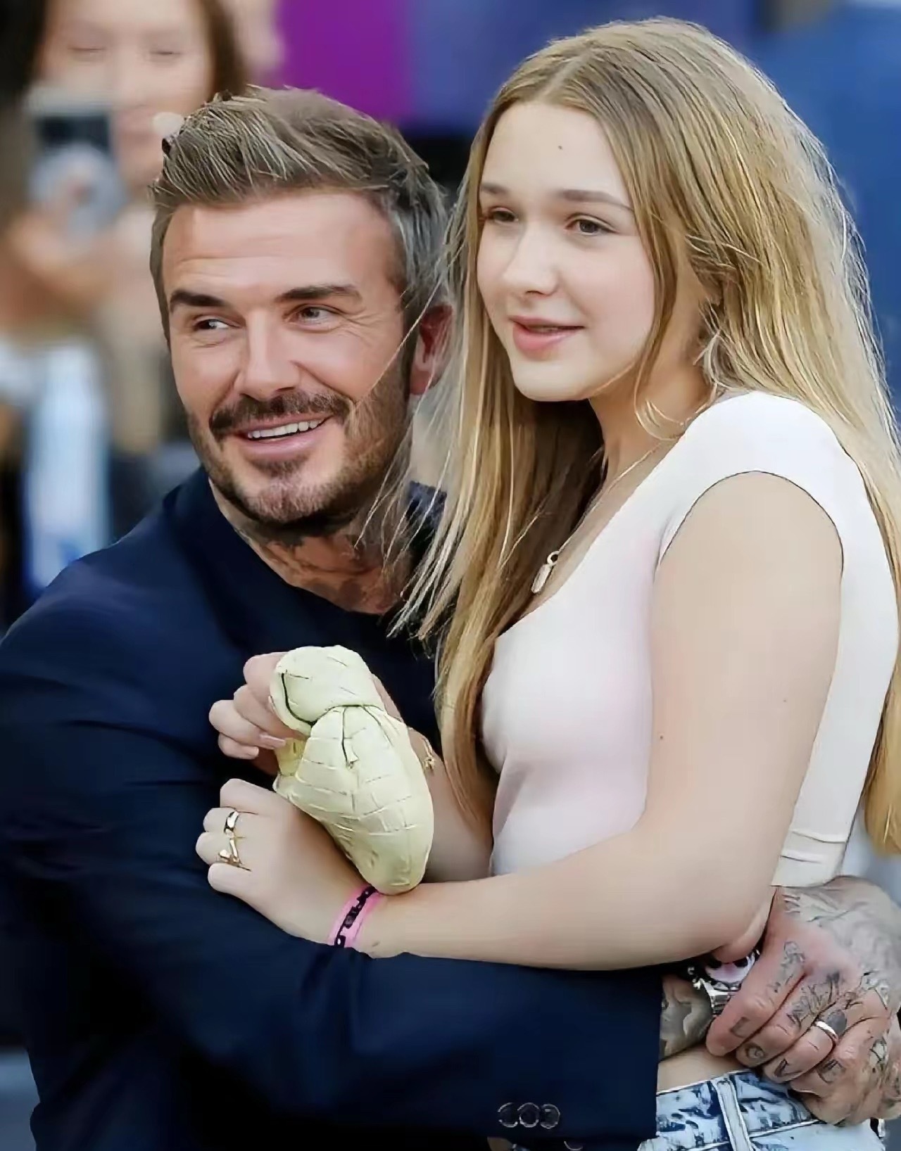 贝克汉姆14岁女儿小七长成大姑娘了看到贝小七的近照，直接被惊到！印象里还是被小贝