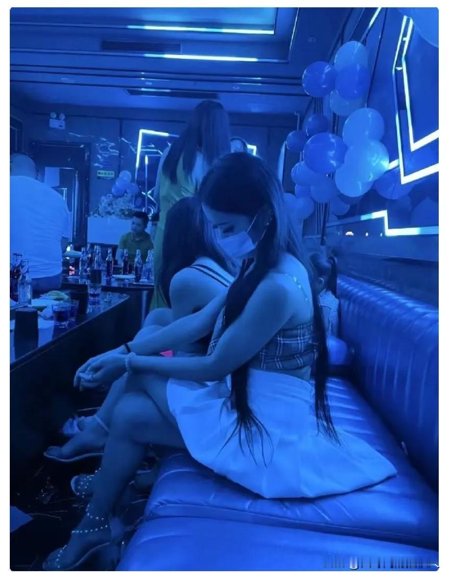 搞不懂！KTV里的小妹，是不是经过统一培训？我觉得去KTV加小妹微信的男人，