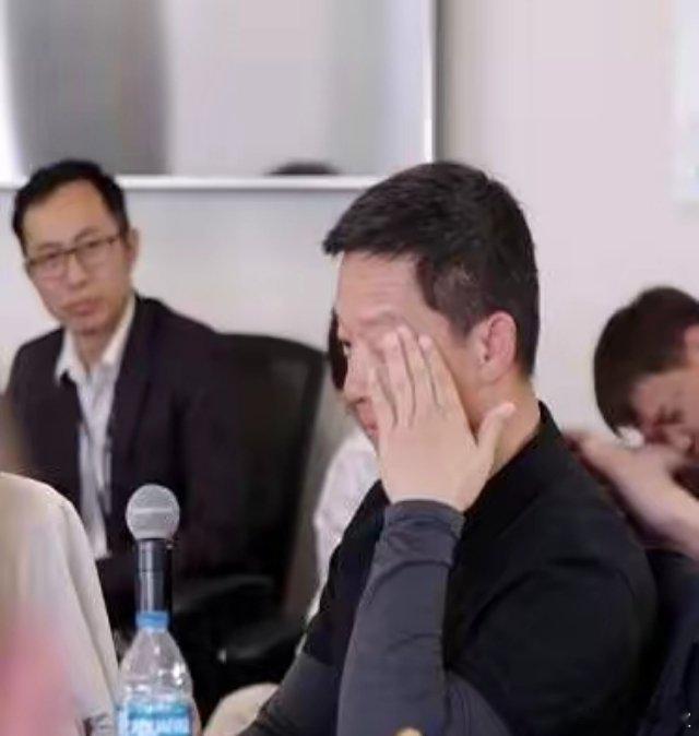 贾跃亭哭了。一段贾跃亭在首届“FFAI首年度股东日”活动上的讲话视频流出。