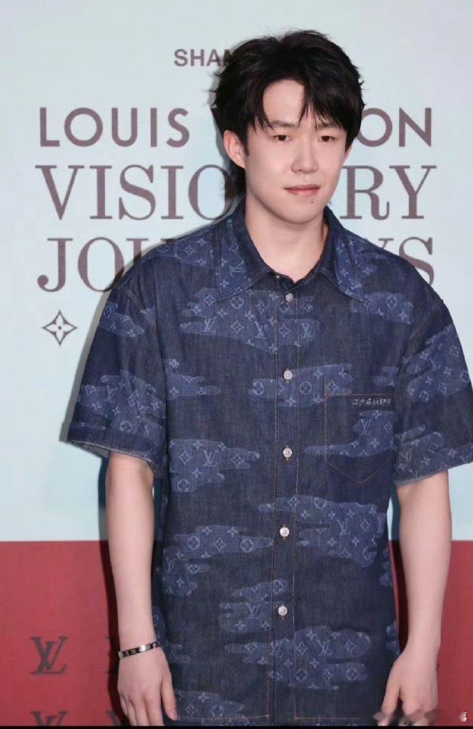 王楚钦LV大秀微指救命！王楚钦LV大秀微指也太鲨了！这波跨界直接惊艳全网，热度