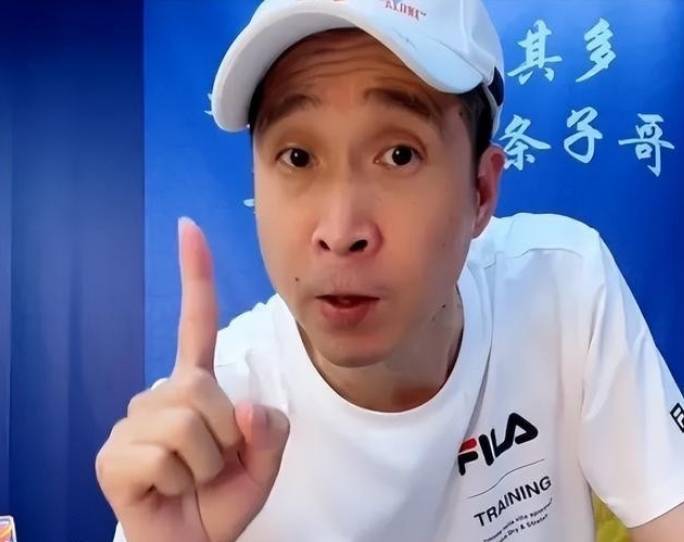 【著名影视演员条子哥为德云社正名，郭德纲杨议有望和解】近日，著名影视演员、导演
