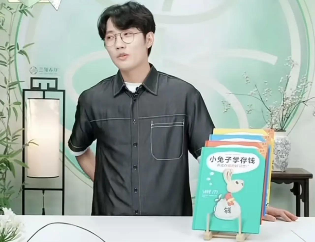 鹏鹏也董宇辉化了！鹏鹏上播时说大家对我们有时候像自己孩子一样，会夸奖，但我们