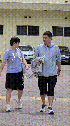 莎莎出现，没几天就要准备去美国打大满贯了，莎莎这是又恢复训练了。脖子上的玉佛换