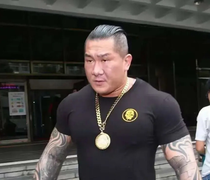 陈馆长现在脸都红了他怎么也想不到刚踏上大陆的土地，就被礼物淹没了有人