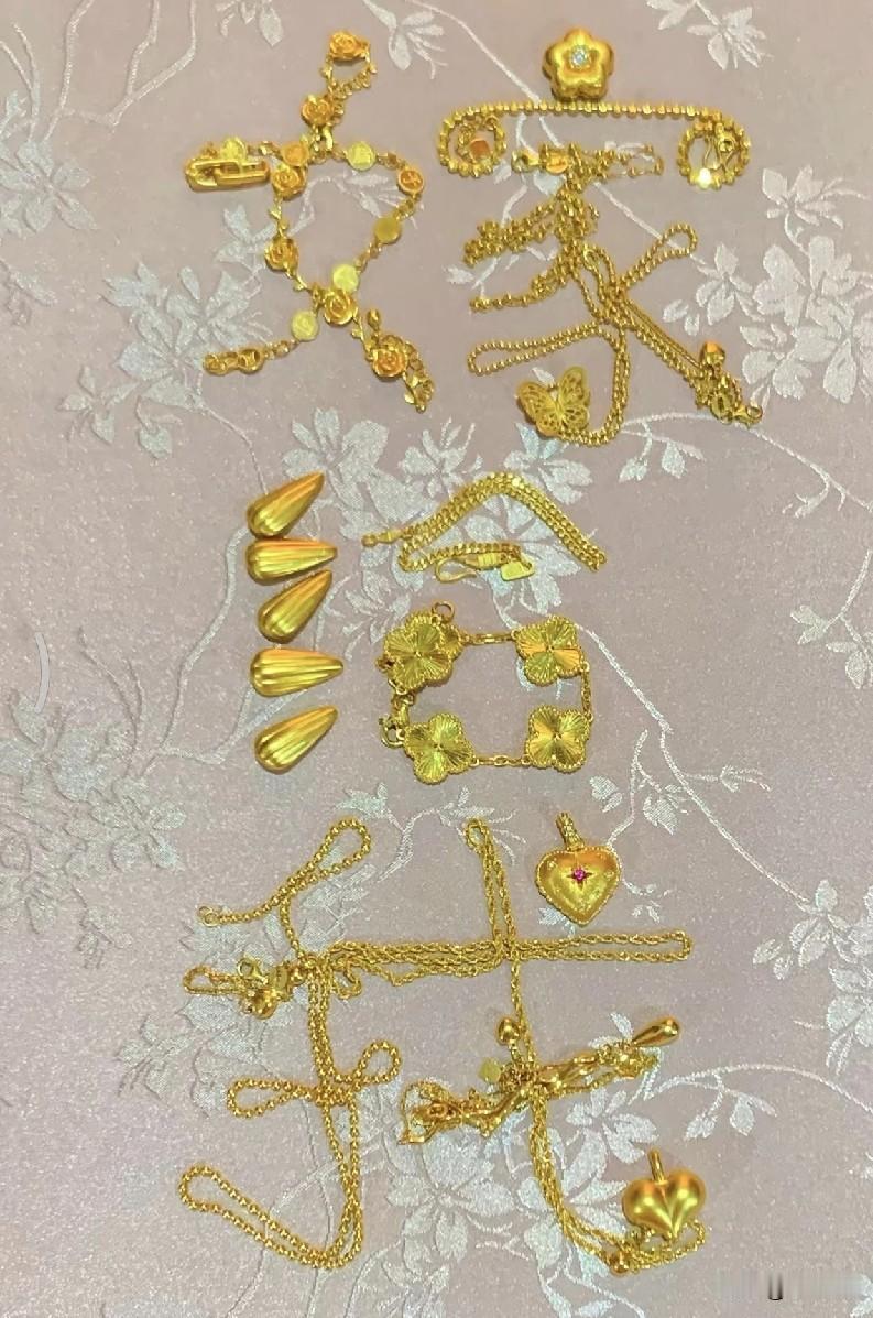 亲，聊两句成人礼送礼，黄金真的很合适。不像别的首饰花哨不保值，黄金寓意稳当，