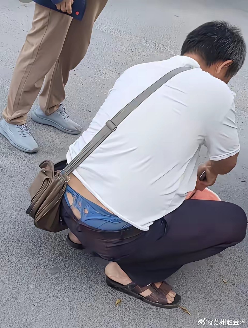 重庆这位卖西瓜的大哥，当他弯腰去切西瓜的时候，他的这条烂裤衩子一下子出圈了。这就