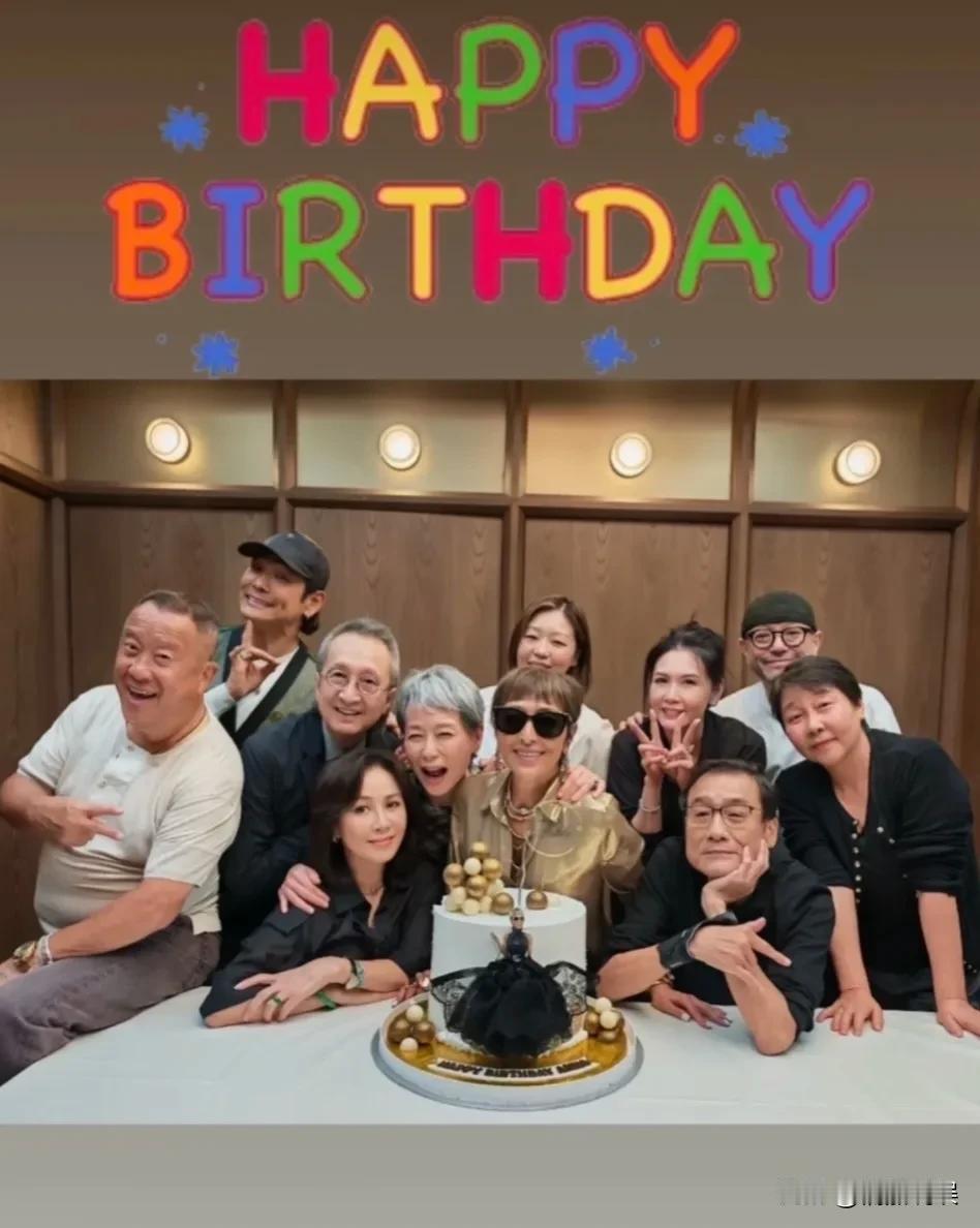 61岁的刘嘉玲和58岁的邱淑贞罕见同框，现身好友的生日宴上，一同现身的还有叶童夫