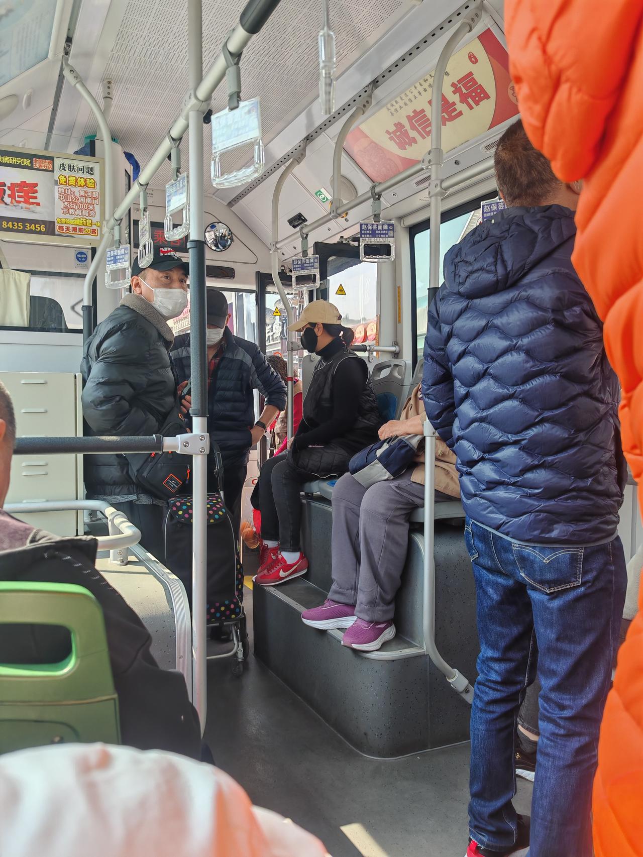 昨天中午，打完球乘车回途中，恰巧遇到大连公交集团辑查人员，在9路公交车上，检查堵