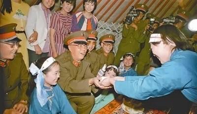 1986年8月，时任北京军区政委的杨白冰（后任中央军委秘书长、总政治部主任）随野
