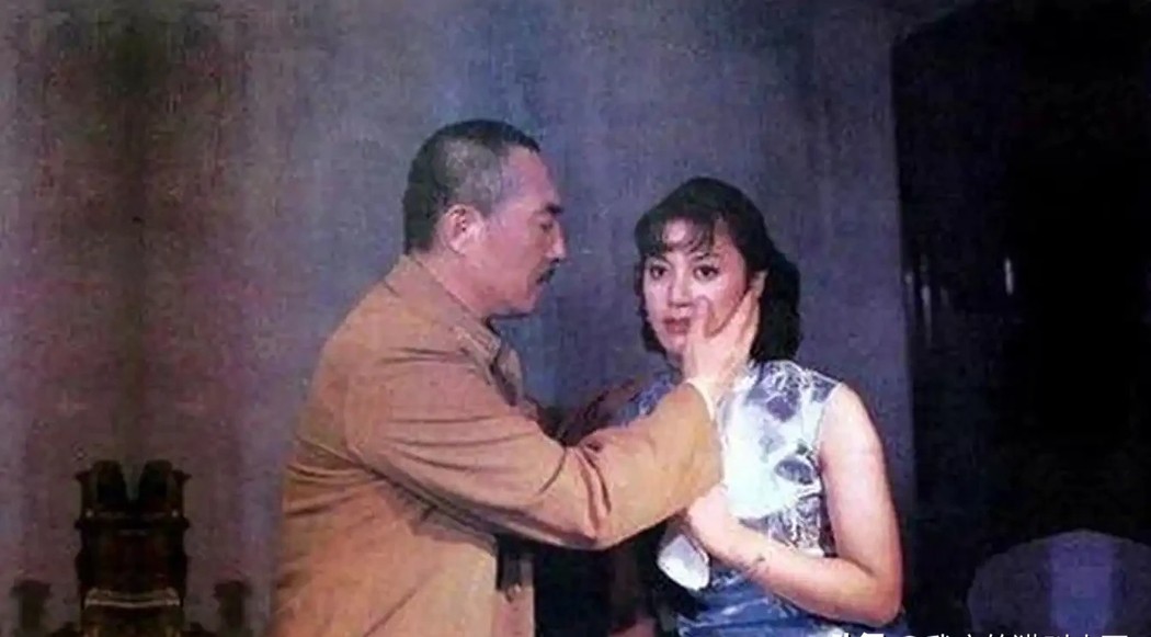 1938年，国军上将韩复榘被枪杀，姨太太纪甘青前往收尸，在坟前哭拜后离开，此后和