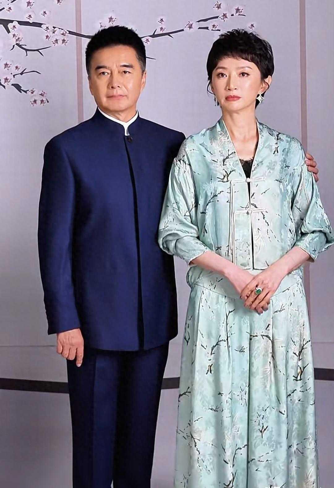 张澍晒全家福，许亚军坦言儿子颜值胜过自己张澍晒出一家四口全家福，两个儿子都是精