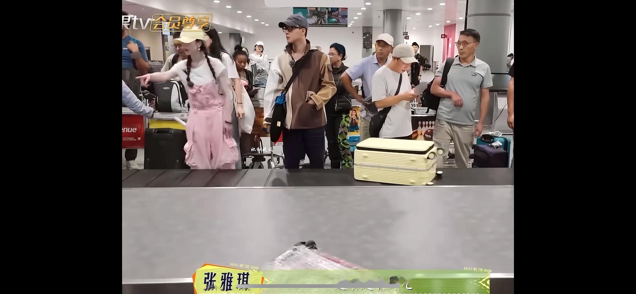张雅琪也没躲过张晚意的嘴看张雅琪在花少里对着行李箱犯迷糊，不确定是不是自己的还