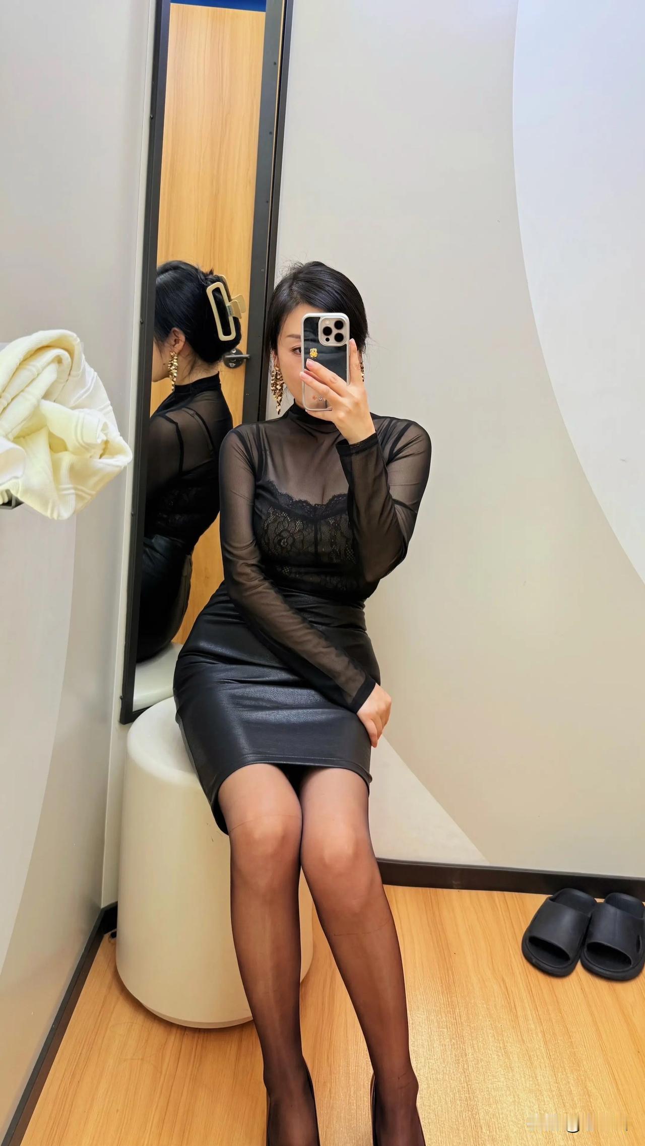 这姑娘穿着酷酷的黑色连衣裙。