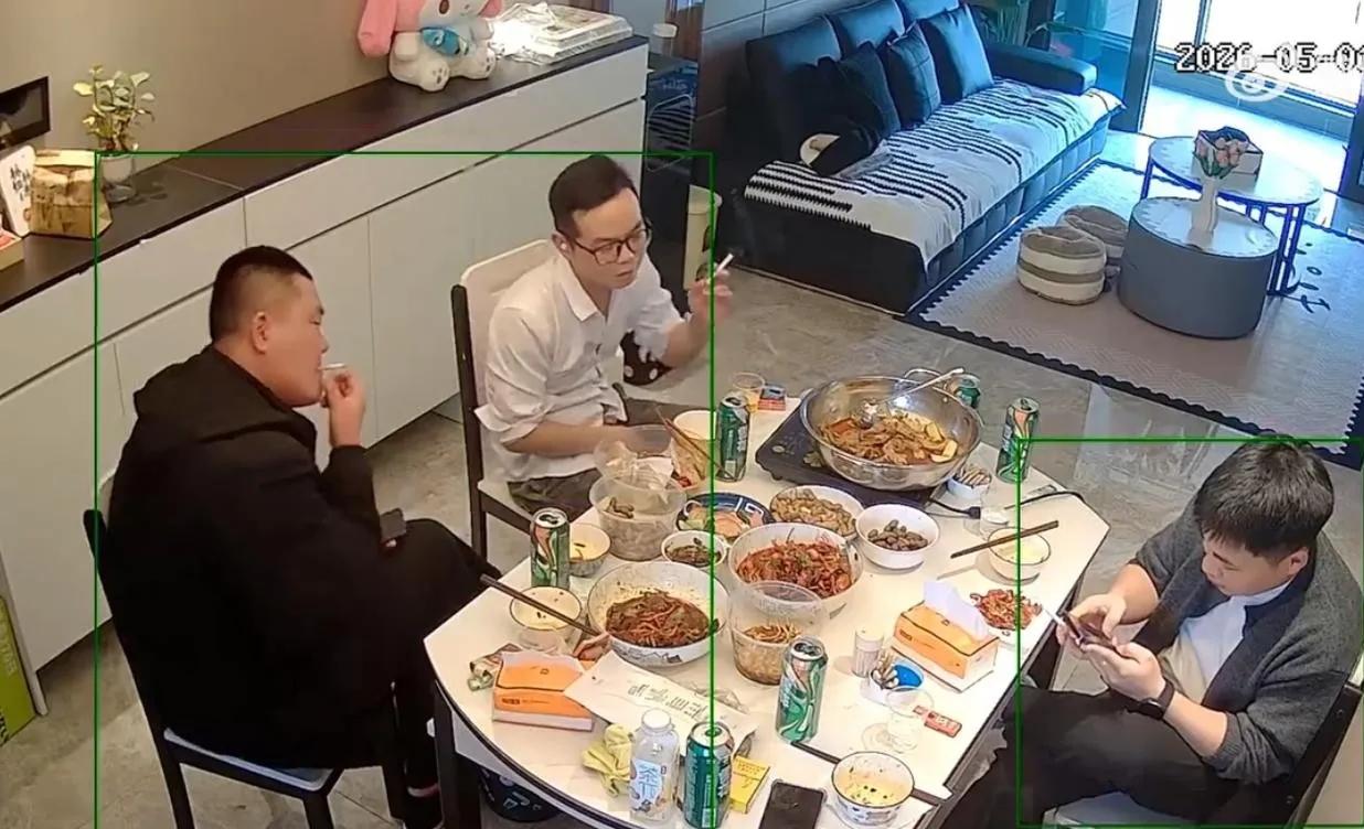 浙江一对夫妻，五一放假时，男人叫了几个兄弟到家里喝酒聚餐。酒局从中午一直持续到