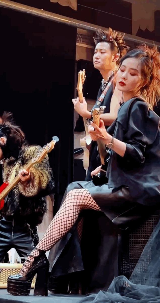 摇滚风的刘诗诗，这性感的腿