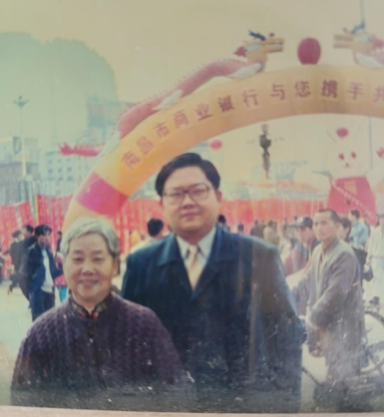 很多人都说老王92年就去了深圳，那时候深圳遍地是黄金，肯定是发了财。这个话说