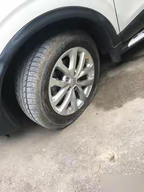 开了12年车，前8年都用耐磨胎。直到上个月跑高速，胎噪吵得头疼不说，一脚急刹差点