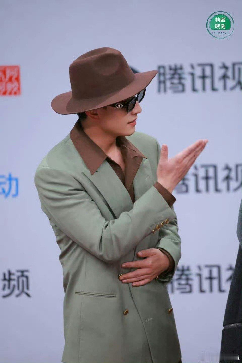 刘萧旭度假老钱风被刘萧旭的时尚表现力折服了！他不仅hold住了难度颇高的老钱